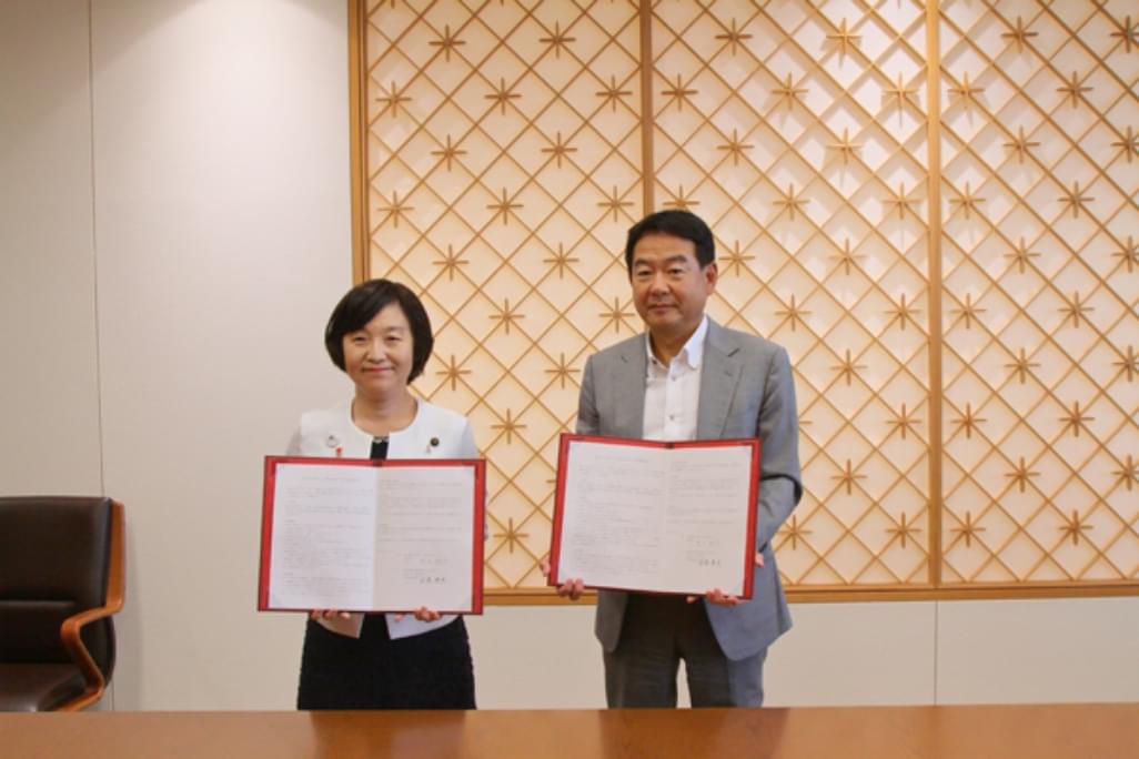 コミュニティの中心に「D-ROOM」がある循環型事業モデルを示す図