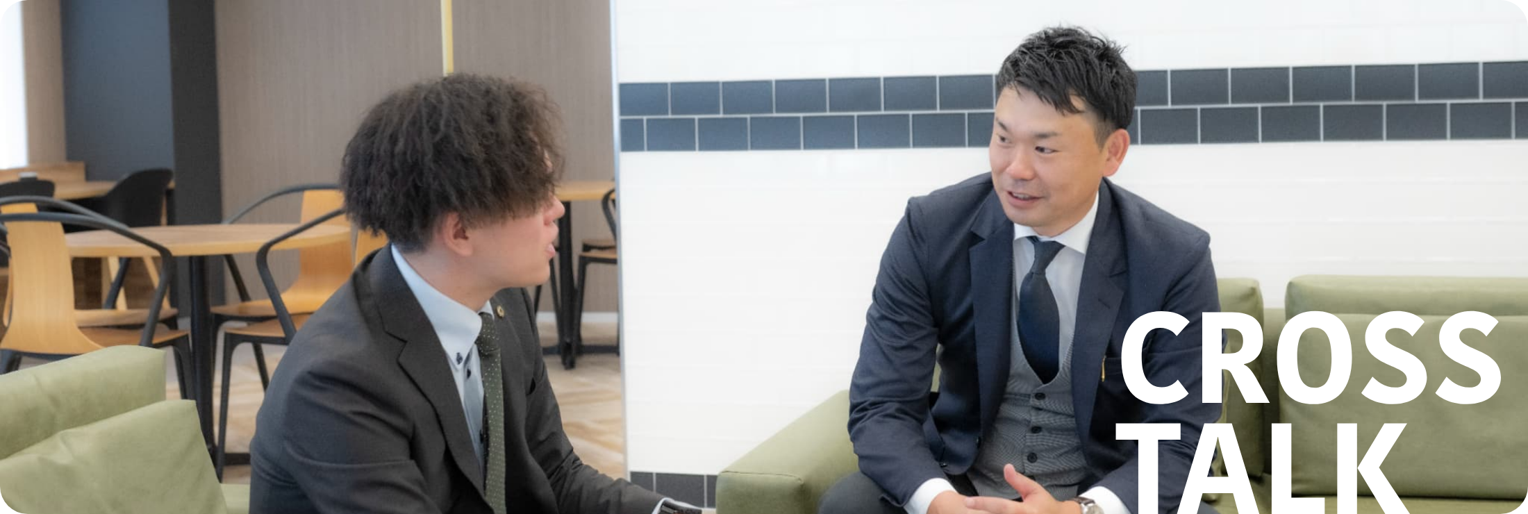 オフィスで上司と部下の対談している様子